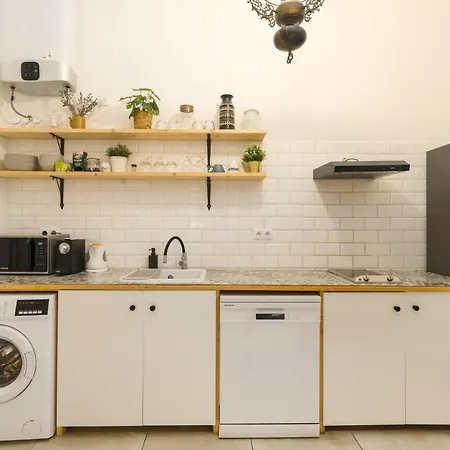 Westend With Loft Hide Away For Kids- Ac 아파트